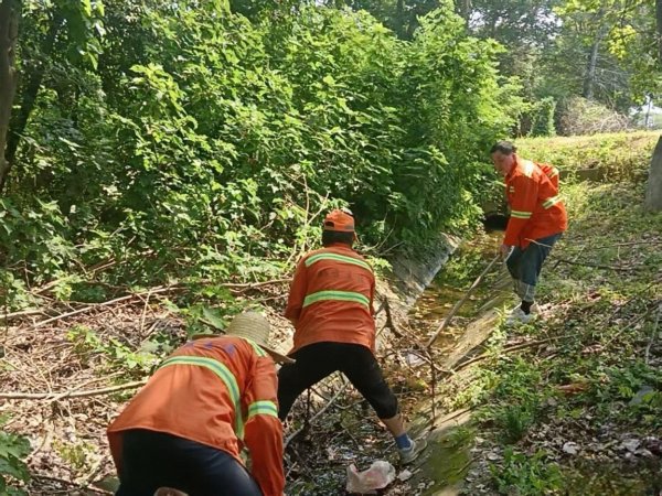 沈阳配资开户 高温下与劳动者同行丨烈日下的“公路医生”